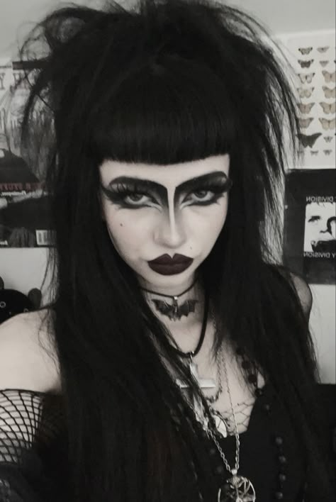 Goth Makeup Thick Eyebrows, Simple Trad Goth Makeup, Trad Goth Eye Makeup, Gothic Icon, Maquillage Goth, Goth Makeup Looks, Trad Goth Makeup, Goth Eye Makeup, Gothic People