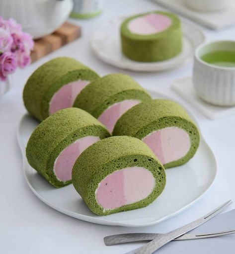 Swiss Roll Aesthetic, Matcha Swiss Roll, Asian Bakery, Matcha Roll Cake, Roll Cakes, Sweet Rolls, Swiss Roll, Roll Cake, Favorite Picture