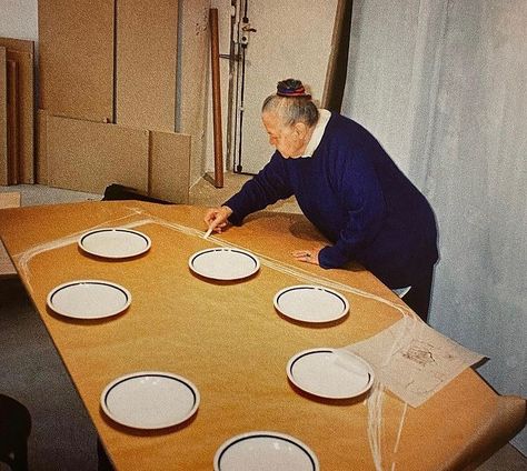 ᴀʀᴄʜɪᴅɪᴛ on Instagram: “Charlotte Perriand drawing a free form table for her Paris apartement. The goal of the free form is to maximize seats around the table…” Charlotte Perriand Table, Charlotte Perriand Furniture, Lunch Aesthetic, Architectural Facade, Organic Table, A Level Photography, Concrete Architecture, Architecture Design Drawing, Circular Table