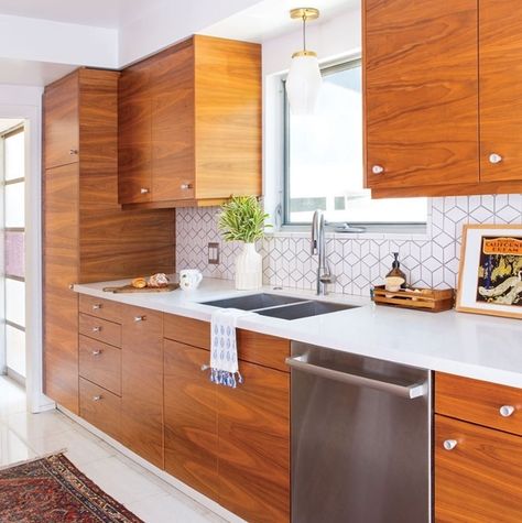 Atomic Ranch on Instagram: “Old meets new in this clever modern kitchen remodel. To keep with the original aesthetic of the kitchen, homeowner Annette Vartanian chose…” Interior Design Kitchen Modern Luxury, Mcm Basement, Mid Century Kitchen Cabinets, Basement Apartment Kitchen, Mid Century Modern Kitchen Cabinets, New House Aesthetic, Mid Century Modern Makeover, Post And Beam House, Color Tile Backsplash