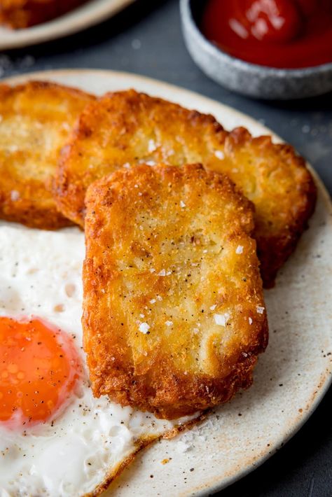 Homemade Hash Browns - an absolute breakfast favourite! Seasoned shredded potatoes shaped into perfect patties and fried until golden and crispy on the outside and soft and tender on the inside. Homemade Crispy Hash Browns, Homemade Hashbrown Patties To Freeze, Homemade Hashbrowns Shredded To Freeze, Diy Hashbrown Patties, Potato Patty Recipe, Homemade Mcdonalds Hashbrowns, Dunkin Hashbrowns, Hashbrown Patty Recipes, Hash Brown Patty Recipes