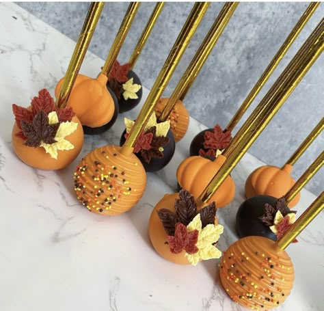 Fall Color Cake Pops, Autumn Cake Pops Ideas, Cake Pop Fall Ideas, Cakepop Thanksgiving, Cute Fall Cake Pops, Thanks Giving Cake Pop, Fall Decorated Desserts, Cake Pops Thanksgiving Ideas, Pumpkin Themed Treats