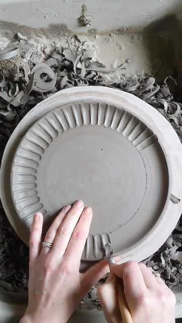 Clay Plate Carving Designs, Ceramic Plate Carving, Ceramic Plate Tutorial, Carved Plate Ceramic, Pottery Rim Ideas, Carved Ceramic Plates, Pottery Plates Designs, How To Make Ceramic Plates, Pottery Plates Ideas