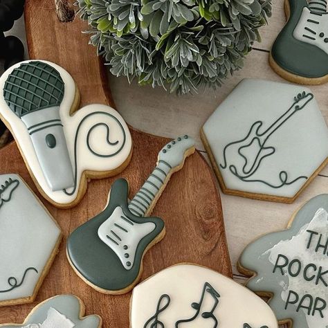 Andre Cookies on Instagram: "Backstage pass to see the Rock’n Roll cookies!   #cookies #rocknroll #rocknrollcookies #birthdaycookies #musiccookies #edibleart #cookieart #icingcookies #galletas #galletasdecoradas #instacookies #cookieoftheday" Rock Cookies, Pop Rock Cookies, Rock And Roll Theme Party Food, Rock N Roll Cookies, Rock And Roll Cookies, Rock And Roll Birthday Cookies, One Rocks First Birthday Cookies, Rock N Roll Baby Shower Ideas, Music Themed Cookies Decorated