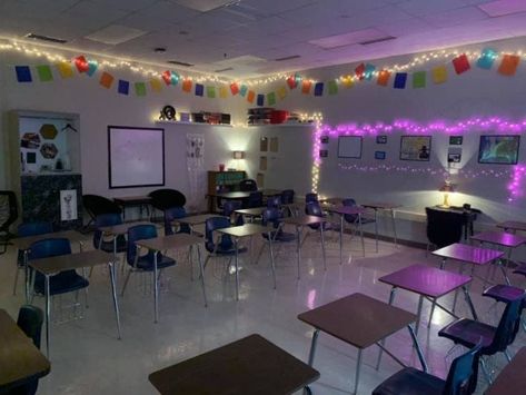 14 Cheery Classroom Decorations to Brighten Dreary Winter Days Led Light Classroom, Led Classroom Decor, Led Lights Classroom Decor, Led Classroom Lights, Classroom With Lights, Twinkle Lights Classroom, Classroom Lamps Ideas, Classroom Lights Ideas, Classroom Lights Decoration