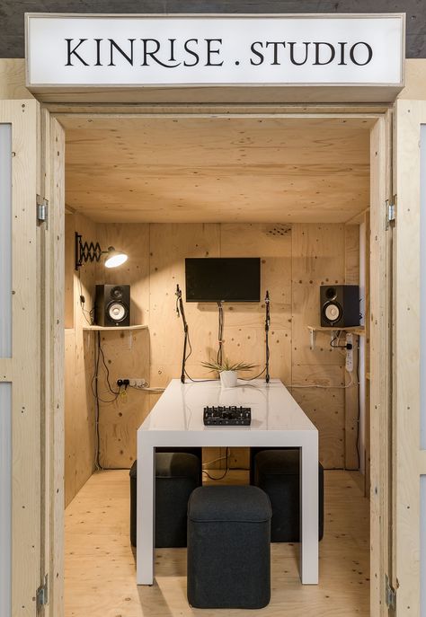 Podcast studio Podcast Home Studio, Small Podcast Studio, Studio Podcast Design, Podcast Studio Design Home, Podcast Setup Home, Podcast Studio Design Ideas, Podcast Studio Setup, Podcast Room Ideas, Podcast Set Design