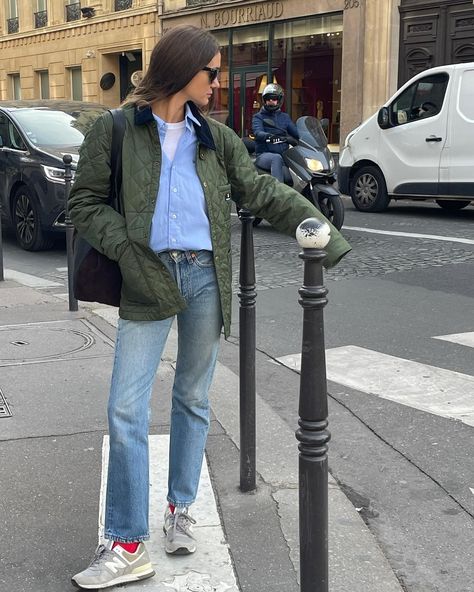 All posts • Instagram Casual Parisian Outfits, Khaki Jacket Outfit, Denim Jeans Outfit Casual, Barbour Jacket Outfit, Paris Spring Outfit, Parisian Style Spring, White Denim Jeans Outfit, Parisian Wardrobe, Khakis Outfit