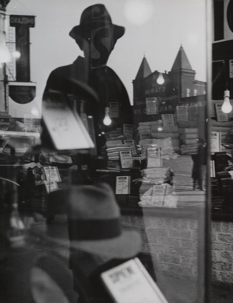 New York School, Photography Lessons, Lee Friedlander, Exposition Photo, Social Realism, Window Reflection, Getty Museum, History Of Photography, Lower East Side