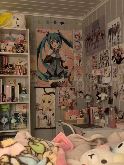 Weeb Aesthetic Room, Kawaii Grunge Room, Kawaiicore Room Decor, Grungecore Room, Bedroom Inspo Anime, Cuartos Cute, Anime Dorm Room, Kawaii Core Room, Anime Inspired Room