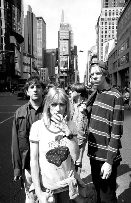 Sonic Youth, another iconic band. Some call them the original hipsters Punk Editorial, Chicas Punk Rock, Marla Singer, Indie Band, Kim Gordon, Mazzy Star, Sonic Youth, Illustration Photo, Rock N’roll