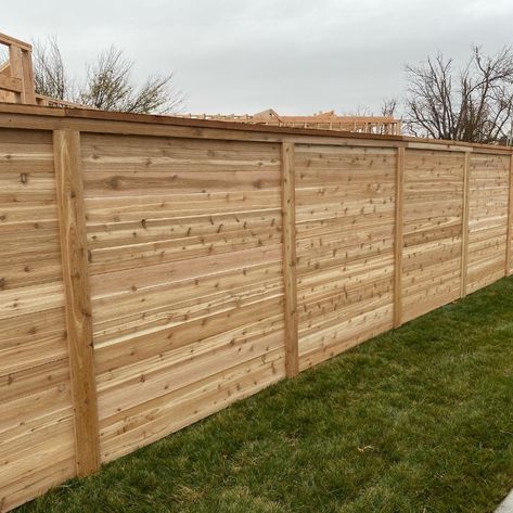 Diy Wood Slat Fence, Backyard Fences Privacy, Horizontal Fence Design, Wooden Privacy Fence Ideas, Horizontal Cedar Fence, Horizontal Fence Ideas, Horizontal Wood Fence, Panel Design Ideas, Contemporary Fence Panels