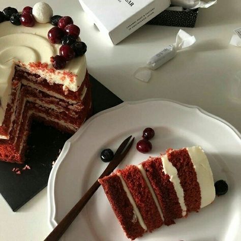 Velvet Cake Aesthetic, Red Velvet Cake Aesthetic, Cake Aesthetic, Cute Desserts, Red Velvet Cake, Velvet Cake, Red Aesthetic, Cafe Food, Pretty Food