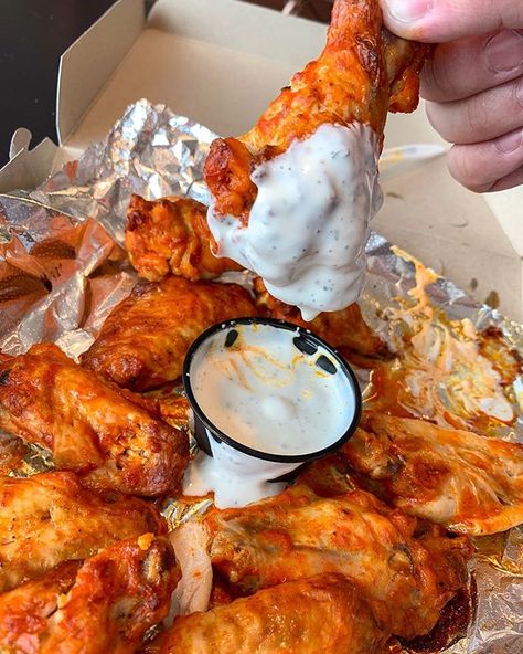 Spicy buffalo wings f Wings Aesthetic, God Mat, Buffalo Wings, Food Goals, Unhealthy Food, Food Obsession, Pretty Food, Food Cravings, I Love Food