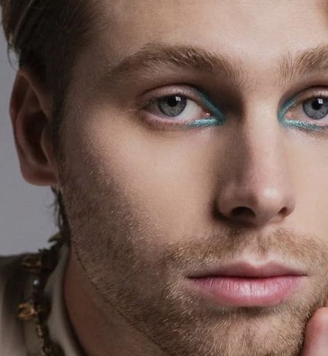 Inner eye makeup Inner Eye Makeup, Luke Hemmings Eyes, Luke Hemmings Concert, Luke Hemings, 5sos Concert, Concert Makeup, 5sos Luke, Luke Roberts, Male Makeup