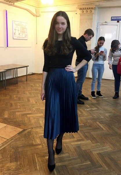 Dark Blue Pleated Skirt Outfit, Navy Pleated Skirt Outfit Winter, Navy Pleated Midi Skirt Outfit, Navy Long Skirt Outfit, Pleated Long Skirt Outfit Classy, Long Pleated Skirt For Work, Navy Pleated Skirt Outfit, Dark Blue Skirt Outfit, Satin Pleated Skirt Outfit