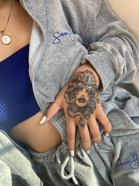 Hand Medusa Tattoo, Melina Cohens Tats, Baddie Medusa Tattoo, Hand Tattoo Medusa, Hand Tattoo Baddie, Medusa Finger Tattoo, Gangsta Tattoos For Women Hand, Baddie Tats Hand, Baddie Hand Tattoos For Women