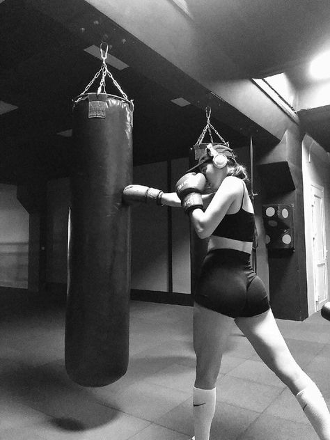 Girl Boxer Aesthetic, Kickboxing Women, Boxer Aesthetic, Boxing Posters, Young Miko, Boxing Girl, Fits Aesthetic, Boxing Gym, Sports Aesthetic