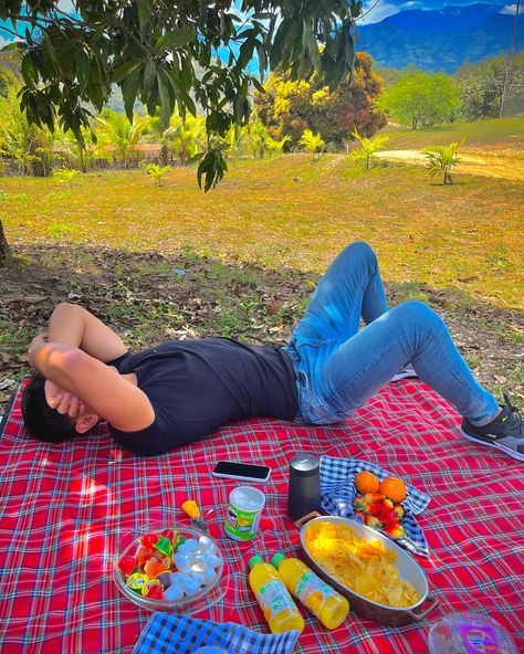 Picnic 
Día de campo 
Boyfriend 
Parejas 
Campo 
Comida 
Citas románticas Dia De Campo Picnic Ideas, Picnic With Boyfriend, Couple Clothes, Couple Outfits, Cute Couple Pictures, Couple Pictures, Picnic Blanket, Selfies, Outdoor Blanket