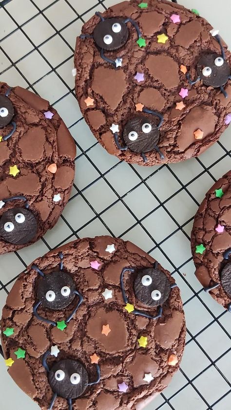 Brownie cookies (or Brookies as some call it) featuring soot sprites from Spirited Away. Cool Cookies, Studio Ghibli Party, Totoro Party, Kreative Snacks, Kawaii Cooking, Halloween Baking, Cute Baking, Cute Snacks, Brownie Cookies