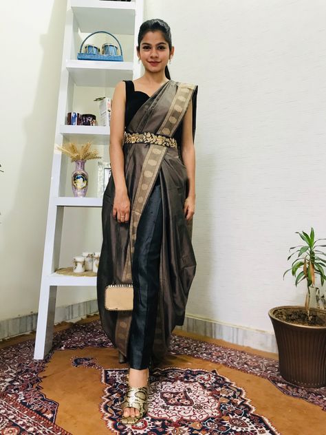 Saree On Jeans Pant, Saree On Pants, Wearing Saree In Different Ways, Indowestern Saree Draping, Indo Western Saree Drape, Mismatch Outfit Ideas, Indo Western Dress Party Wear, Styling Saree, Sari Draping