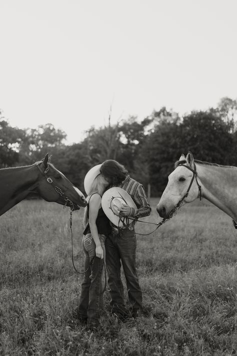 I am absolutely obsessed with this western style photoshoot, as soon as this couple said they wanted to have horses in their shoot I knew it was going to be amazing!. Feel inspired by western couple photoshoot outfits, western couple photoshoot ideas, western couple photoshoot with horses, western couple, western couple photoshoot, and western engagement photos. Find me on haileydurstphoto.com Couples Photo Shoot With Horses, Couple Western, Western Maternity Pictures With Horses, Couple Horse Photography, Western Family Photos, Western Couple Photoshoot With Horses, Western Engagement Pictures With Horses, Western Couple Photoshoot, Western Couples