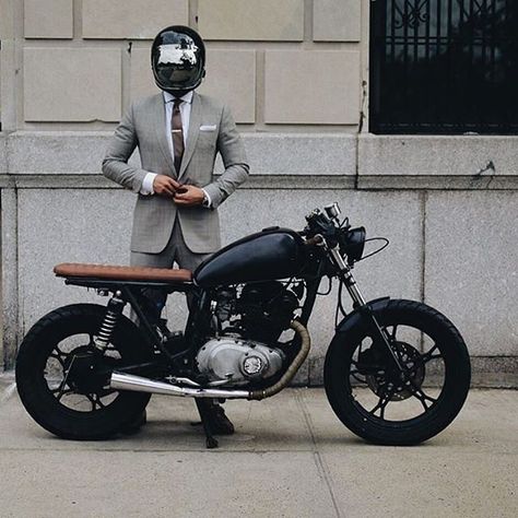 A well-dressed motorcyclist Estilo Cafe Racer, Xe Ducati, Cafe Racer Moto, Motos Vintage, Мотоциклы Cafe Racers, Cafe Racer Style, Cafe Bike, Cafe Racing, Cb 750