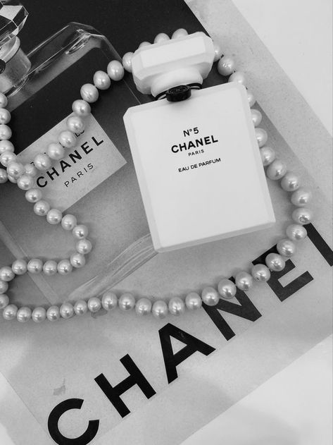 Luxury Brands Aesthetic Wallpaper, Poison Perfume, Chanel N5, Chanel Wallpaper, Phone Background Wallpaper, Chanel Lover, Adult Birthday Cakes, Beauty Room Design, Vintage Photoshoot