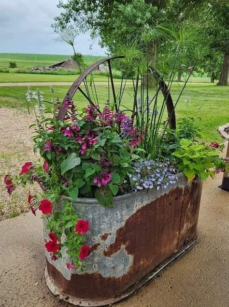 Wagon Wheel Decor Outdoor Fall, Antique Yard Decor Ideas, Galvanized Garden Ideas, Country Garden Decor, Galvanized Tub, Deck Decorating Ideas, Small Deck, Garden Containers, Garden Yard Ideas