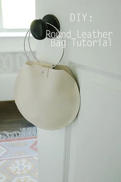 DIY Round Leather Bag Tutorial || Darling Darleen Ring Handle Bag, Diy En Cuir, Leather Bag Tutorial, Leather Tutorial, Sac Diy, Leather Bag Pattern, Diy Leather Bag, Design Blogs, Bag Tutorial