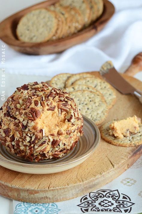 Cheddar Cheese Ball Recipes, Pub Cheese, Cheese And Cracker Tray, Cheddar Cheese Ball, Farmers Cheese, Pot Luck, Cheese Ball Recipes, Cheese Balls, Homemade Holiday