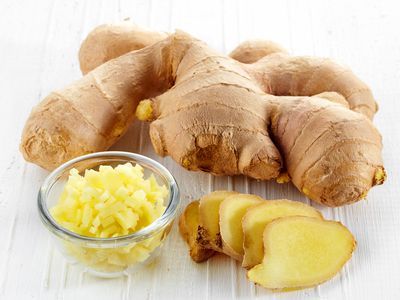 Knife Skills Ginger Uses, Dried Ginger, Health Benefits Of Ginger, Getting Rid Of Dandruff, Sugar Scrub Homemade, Ginger Slice, Ginger Benefits, Ayurvedic Remedies, Ginger Tea