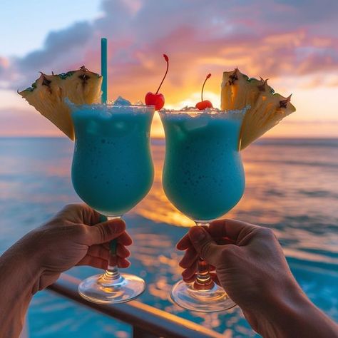 Portuguese Drinks, Cool Drinks To Make, Ocean Drink, Ocean Themed Wedding, Fresh Pineapple Juice, Ocean Wedding Theme, Top Drinks, Beach Cocktails, Colorful Desserts