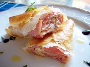 La ricetta che vi propongo di realizzare oggi è quella dei fagottini di pasta fillo e farciti con prosciutto cotto e mozzarella. Veloci e semplici da prepa Pasta Filo, Pasta Fillo, Spanish Dishes, Frugal Meals, Easy Salad Recipes, Bread And Pastries, Pizza Bread, Bread Dough, Savoury Dishes