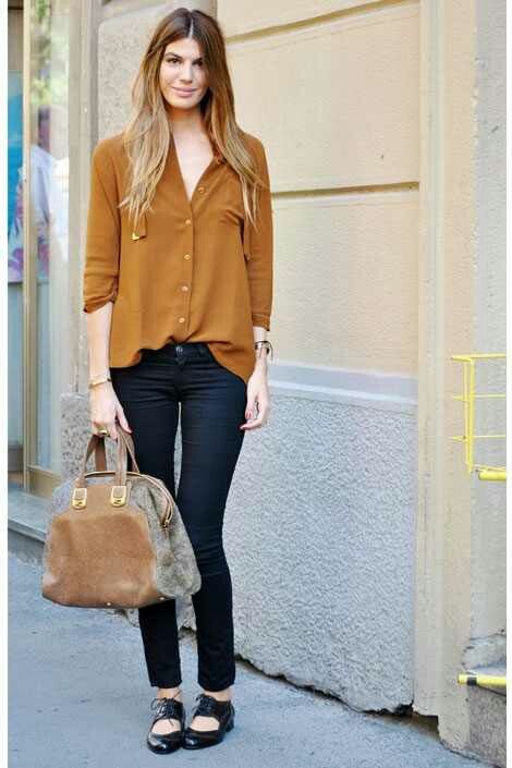 Fall fashion: skinny jeans, butterscotch/caramel color blouse with oxford shoes. Brown Shirt For Women, Brown Blouse Outfit, Brown Shirt Outfit, Bianca Brandolini, Printemps Street Style, Milan Fashion Week Street Style, Parisienne Chic, Brown Blouse, Brown Shirt