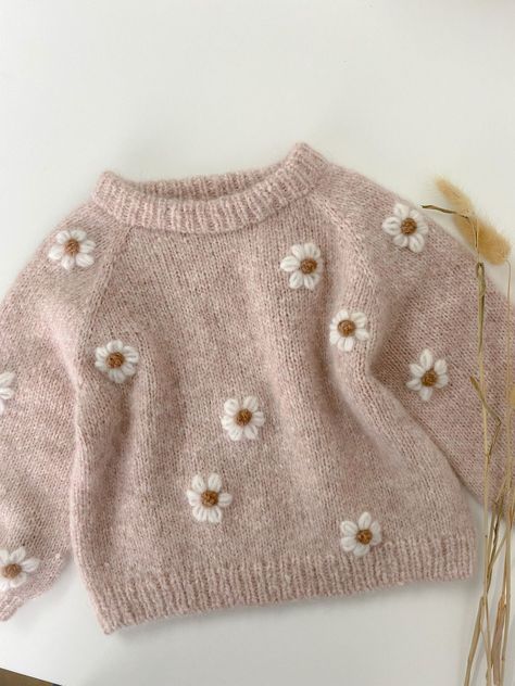 Embroidered Knitting, Crochet Baby Projects, Daisy Embroidery, Baby Sweater Knitting Pattern, Pull Bebe, Knitted Baby Cardigan, Baby Knitwear, Knitted Baby Clothes, Stil Boho