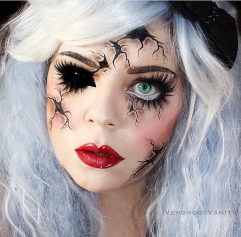 Creepy doll makeup Scary Doll Makeup, Creepy Doll Costume, Creepy Doll Makeup, Broken Doll Makeup, Doll Makeup Halloween, Creepy Doll Halloween, Make Up Diy, Makeup Zombie, Porcelain Doll Makeup