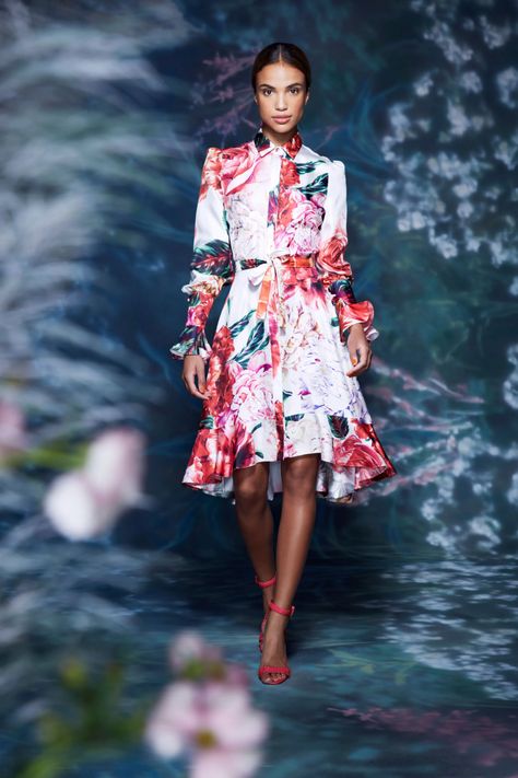 Marchesa Spring 2021 Ready-to-Wear Fashion Show | Vogue Marchesa Spring, Vintage Dress Design, International Fashion, Marchesa, Vogue Paris, Women's Summer Fashion, Primavera Estate, New York Fashion Week, New York Fashion