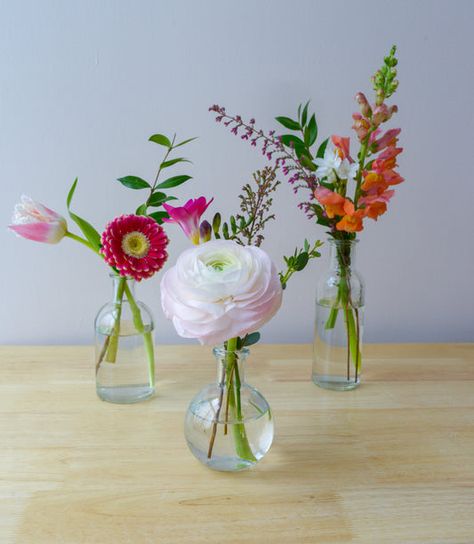 Flower Table Decorations Simple, Minimalistic Flower Arrangements Wedding, Three Bud Vase Centerpiece, Small Flower Decor, Small Simple Floral Centerpieces, Bridal Shower Small Centerpieces, Colorful Simple Centerpieces, Vase With One Flower, Orchid Bud Vase Wedding