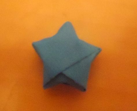 Origami Lucky Star, Reindeer Craft, Cute Origami, Christmas Origami, Origami Stars, How To Fold, Star Diy, Paper Stars, Decorative Paper