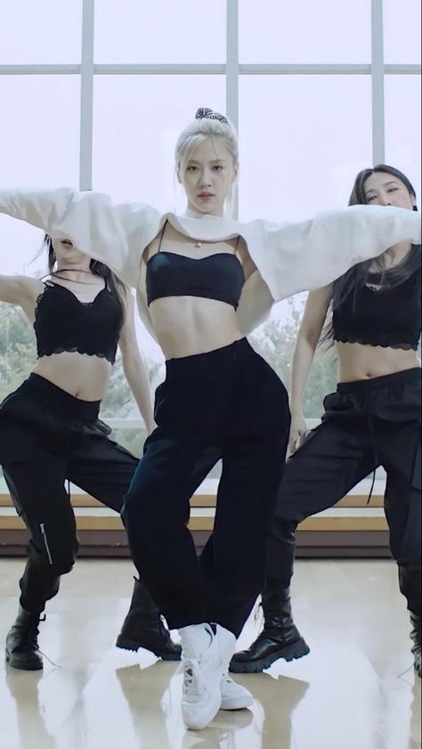 Kpop Dance Practice Outfits, Sweater Jacket Outfits, Dance Fits, Ava Black, Outfit Dance, Dance Style Outfits, Rose Bp, Dancer Lifestyle, Gymwear Outfits