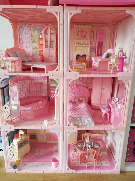 90s Barbie House, Barbie Movie Set, Custom Barbie House, Barbie Dreamhouse Aesthetic, Doll House Aesthetic, Barbie Room Aesthetic, Vintage Barbie House, Barbie Apartment, Barbie Cottage