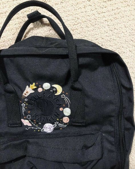 Embroidery On Backpack, Kanken Embroidery, Embroidered Backpack, Diy Embroidery Designs, Pola Sulam, Embroidery On Clothes, Cute Embroidery, Embroidered Clothes, Embroidery Craft