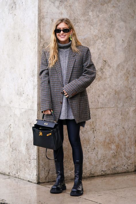 Blazer With Sweater Outfit, Oversized Checked Blazer Outfit, Grey Houndstooth Blazer Outfit, Oversized Blazer With Leggings, Grey Checked Blazer Outfit, Oversized Check Blazer Outfit, Oversized Blazer And Leggings Outfit, Checked Jacket Outfit Women, Gray Wool Blazer Outfit