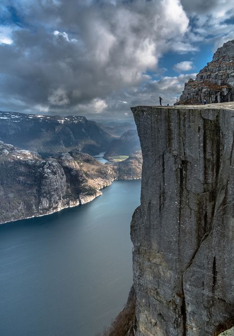 43 Badass Pics To Wrap Up Your Weekend - Gallery Lysefjord Norway, Beautiful Norway, Norway Fjords, Inspiring Places, Scandinavia Travel, Norway Travel, Awesome Pictures, Trotter, Travel Europe