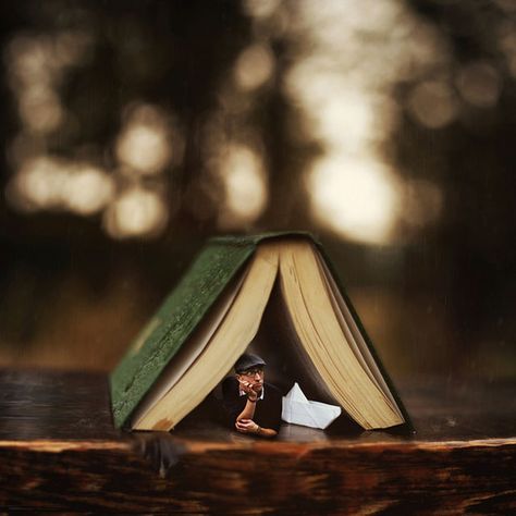 Surreal Photoshopped Self Portraits of Life in a Miniature World Whimsical Photography, Foto Macro, Miniature Photography, An Open Book, Surreal Photos, Montage Photo, Surrealism Photography, Composition Photography, Photography Challenge