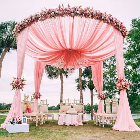 Indian Marriage Decoration, Varmala Stage, Wedding Decor Colors, Mandap Setup, Pink Indian Wedding, Maket Pasta, Pathway Decor, Weddings Decorations Elegant Romantic, Mandap Decoration