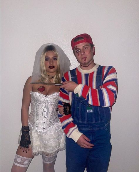 Tiff Costume Chucky, Chucky Couple Costume, Bride Of Chucky Halloween, Bride Of Chucky Costume, Halloween Bride Costumes, Chucky Halloween, Horror Halloween Costumes, Classy Halloween Costumes, Best Friend Halloween Costumes