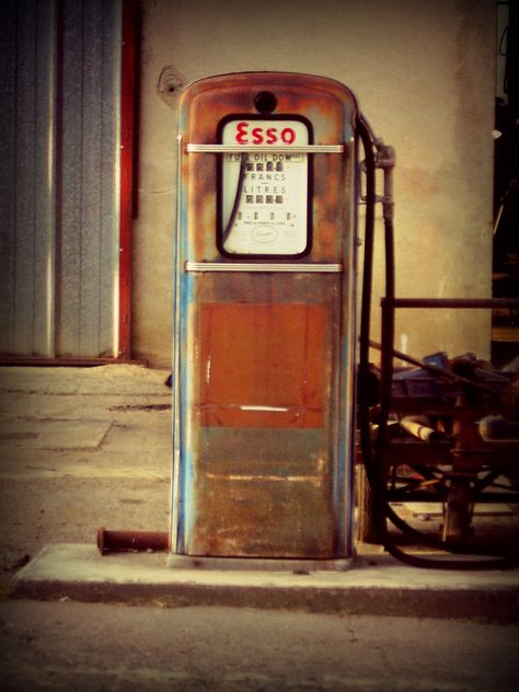 Old Gas Pumps, Vintage Gas Pumps, Pompe A Essence, Old Gas Stations, Gas Pump, Petrol Station, Gas Pumps, Service Station, Vintage Tools