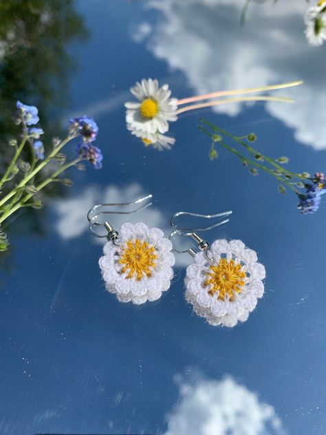 Crochet Earrings Pattern, Crochet Daisy, Crochet Baby Shoes, Daisy Earrings, Handmade Jewelry Gift, Free Crochet Patterns, Crochet Flower, Earring Patterns, Crochet Accessories