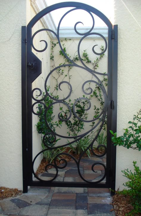 Custom Iron Gates, Porte In Ferro, Iron Garden Gates, Steel Doors And Windows, Metal Doors Design, Wrought Iron Decor, Iron Gate Design, Wrought Iron Gate, Wrought Iron Doors